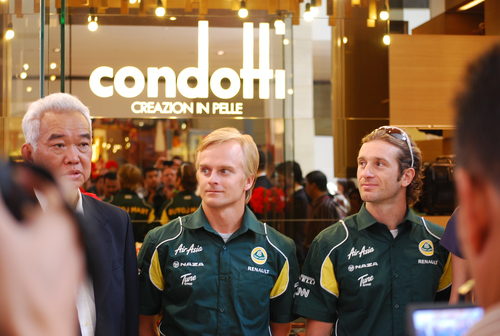 Kovalainen y Trulli en un acto promocional en Malasia