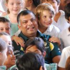 Tony Fernandes rodeado de niños en Malasia