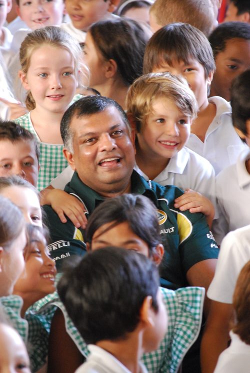 Tony Fernandes rodeado de niños en Malasia