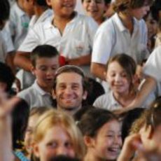 Jarno Trulli rodeado de niños en Malasia