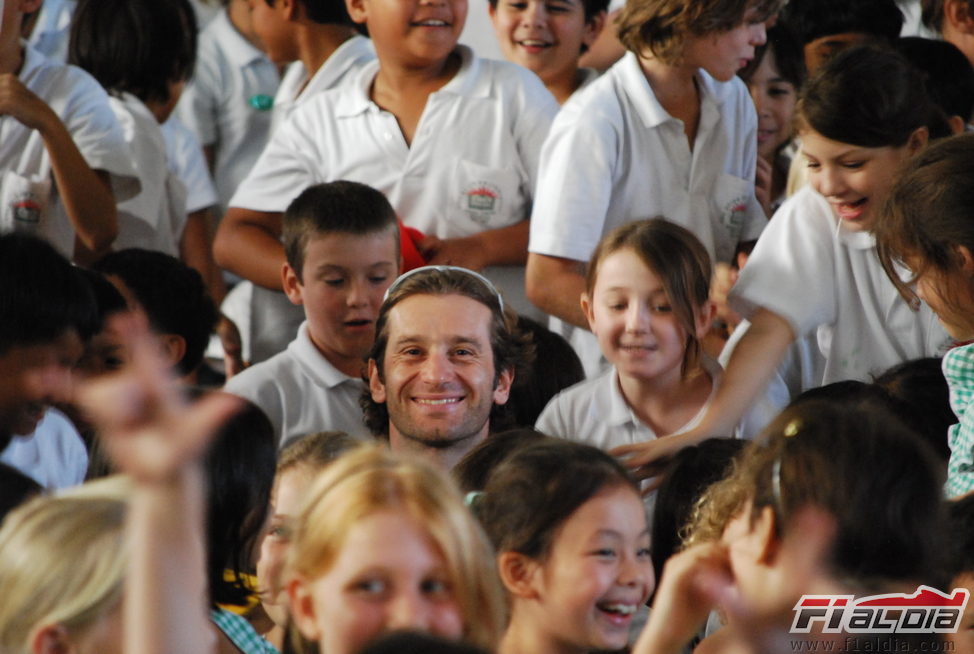 Jarno Trulli rodeado de niños en Malasia