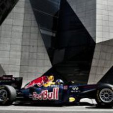 David Coulthard rueda por las calles de Kuala Lumpur en 2011