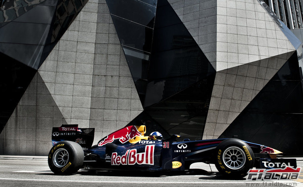 David Coulthard rueda por las calles de Kuala Lumpur en 2011