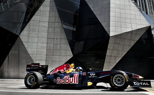 David Coulthard rueda por las calles de Kuala Lumpur en 2011