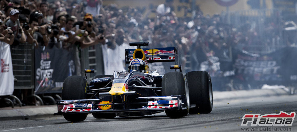 Coulthard en las calles de Kuala Lumpur 2011