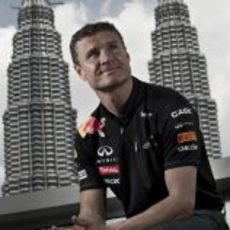 David Coulthard posa ante las torres Petronas de Kuala Lumpur