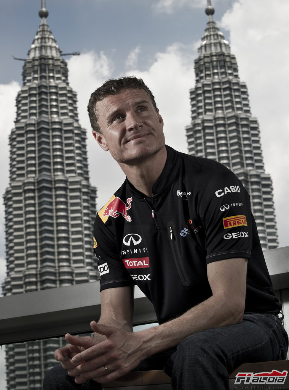 David Coulthard posa ante las torres Petronas de Kuala Lumpur