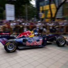 Coulthard con el RB5 en las calles de Singapur