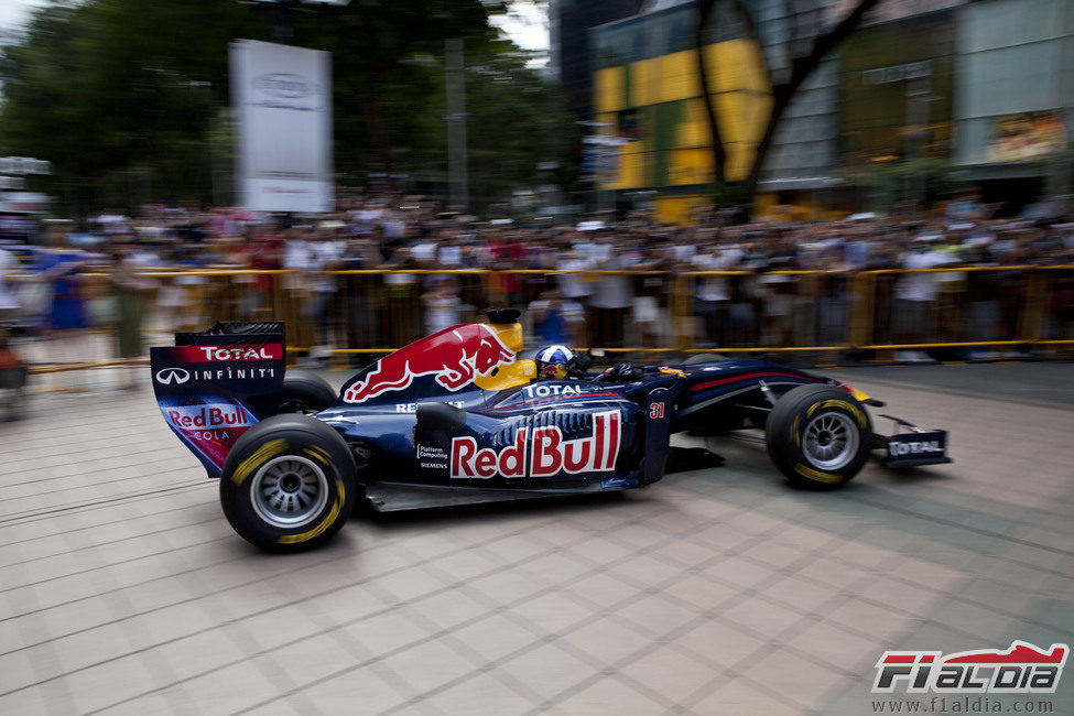 Coulthard con el RB5 en las calles de Singapur