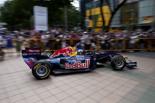 Coulthard con el RB5 en las calles de Singapur