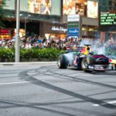 Las calles de Singapur se llenaron de gente para ver a Coulthard en el Red Bull