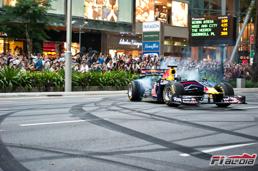 Las calles de Singapur se llenaron de gente para ver a Coulthard en el Red Bull