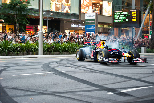 Las calles de Singapur se llenaron de gente para ver a Coulthard en el Red Bull