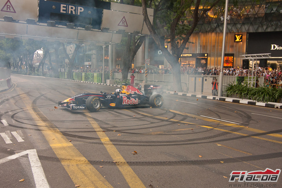 Coulthard dejó el asfalto de Singapur lleno de goma