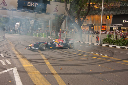 Coulthard dejó el asfalto de Singapur lleno de goma