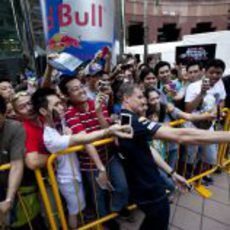 David Coulthard se hace fotos con la afición de Singapur