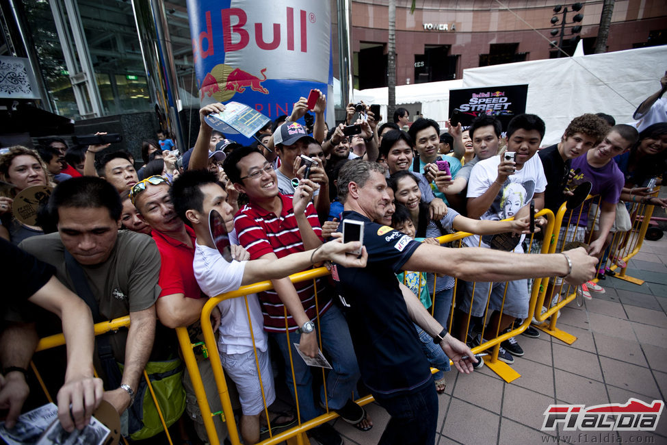 David Coulthard se hace fotos con la afición de Singapur