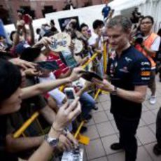 Coulthard firmó cientos de autógrafos en Singapur