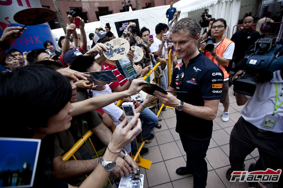 Coulthard firmó cientos de autógrafos en Singapur