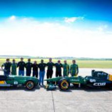 El Team Lotus posa con el T128 y el Caterham Seven en Duxford