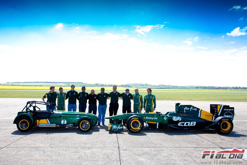 El Team Lotus posa con el T128 y el Caterham Seven en Duxford