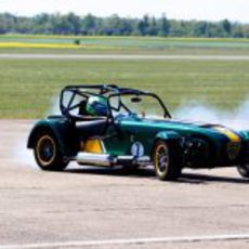 Kovalainen derrapando con el Caterham Seven en Duxford