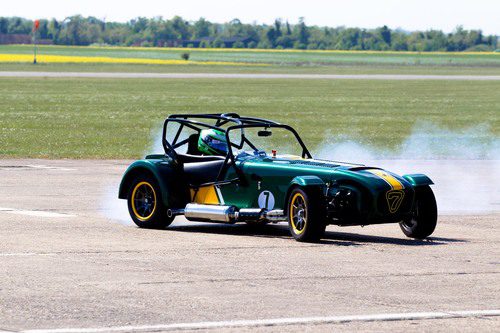 Kovalainen derrapando con el Caterham Seven en Duxford