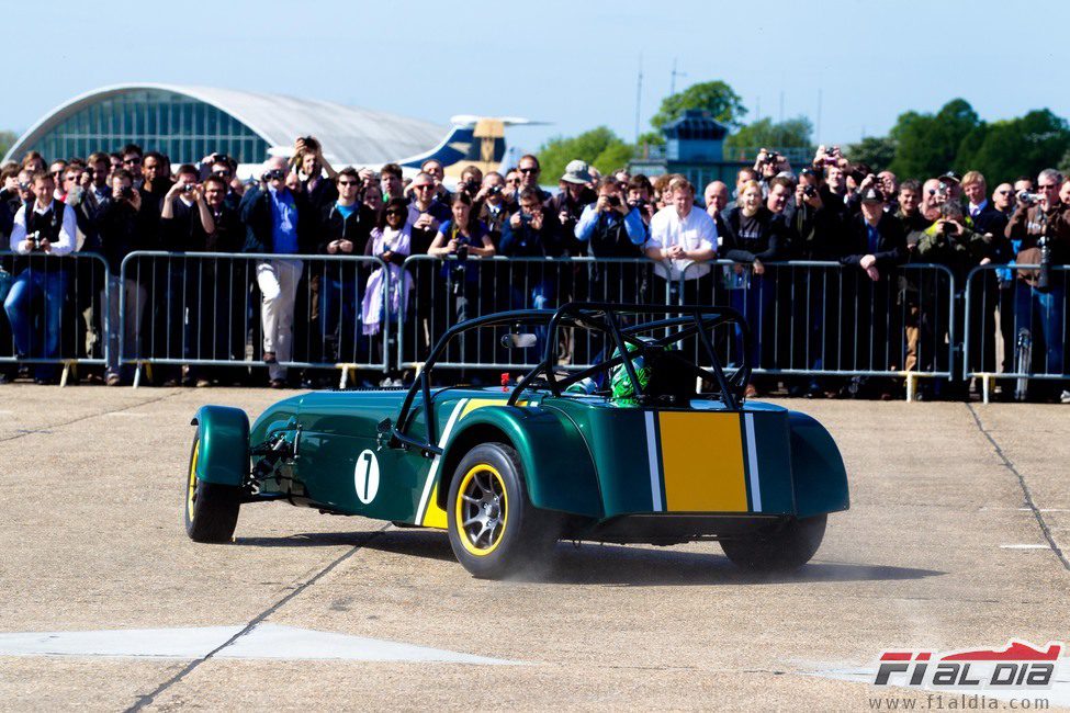 Heikki Kovalainen en el Lotus/Caterham Seven en Duxford