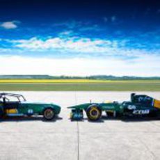 El Lotus/Caterham Seven y el T128 frente a frente en Duxford