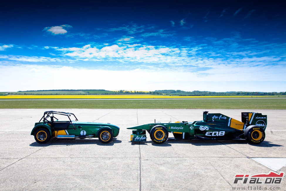 El Lotus/Caterham Seven y el T128 frente a frente en Duxford