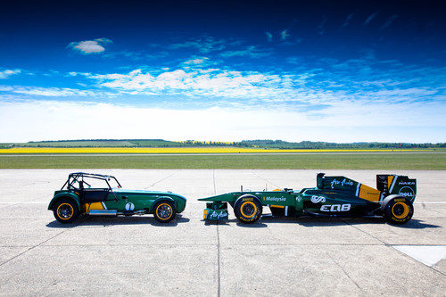 El Lotus/Caterham Seven y el T128 frente a frente en Duxford