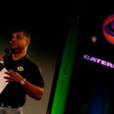 Tony Fernandes fue el maestro de ceremonias del acto en Duxford