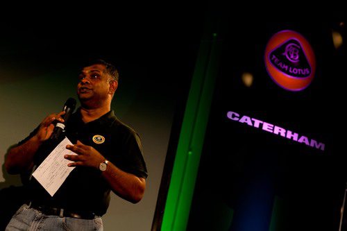 Tony Fernandes fue el maestro de ceremonias del acto en Duxford