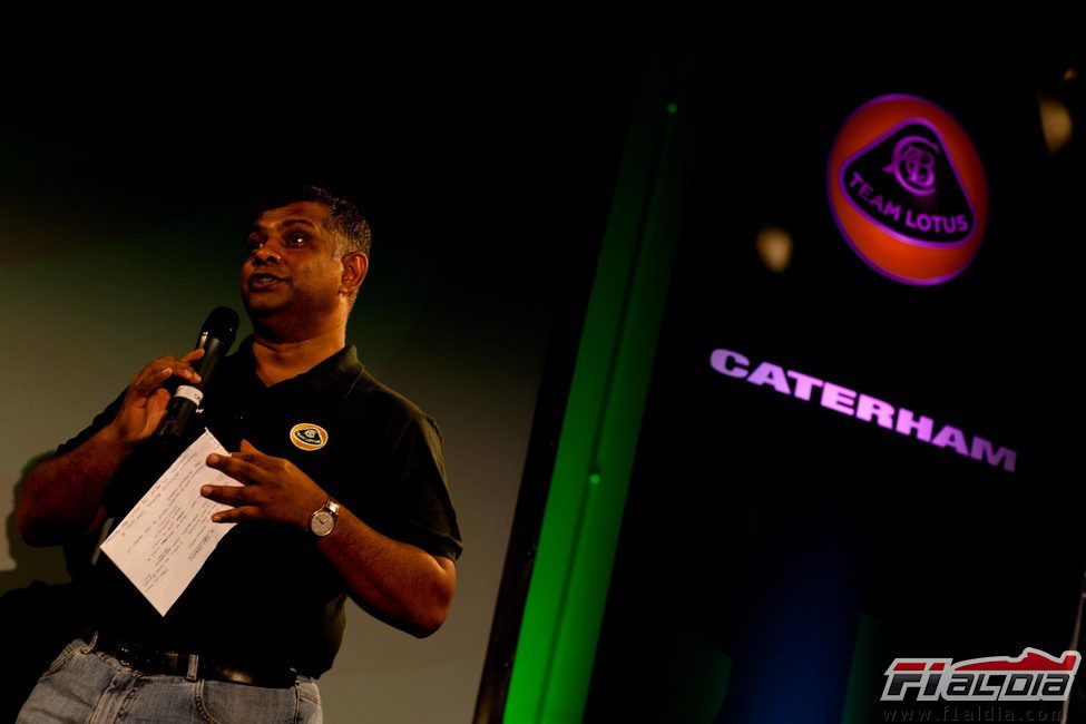 Tony Fernandes fue el maestro de ceremonias del acto en Duxford