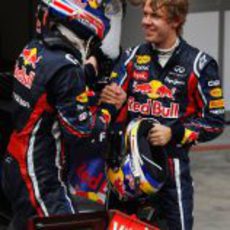 Vettel y Webber se felicitan tras la carrera de China 2011