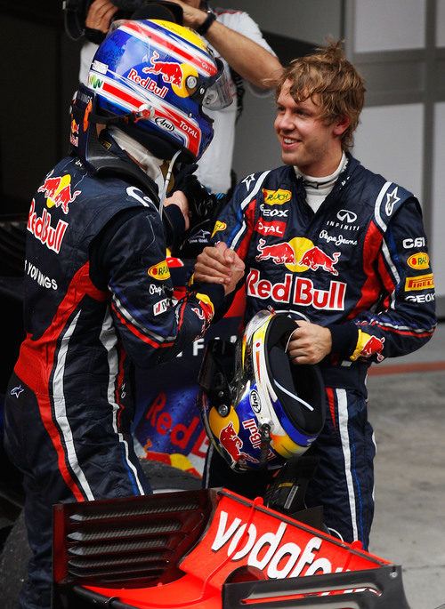Vettel y Webber se felicitan tras la carrera de China 2011