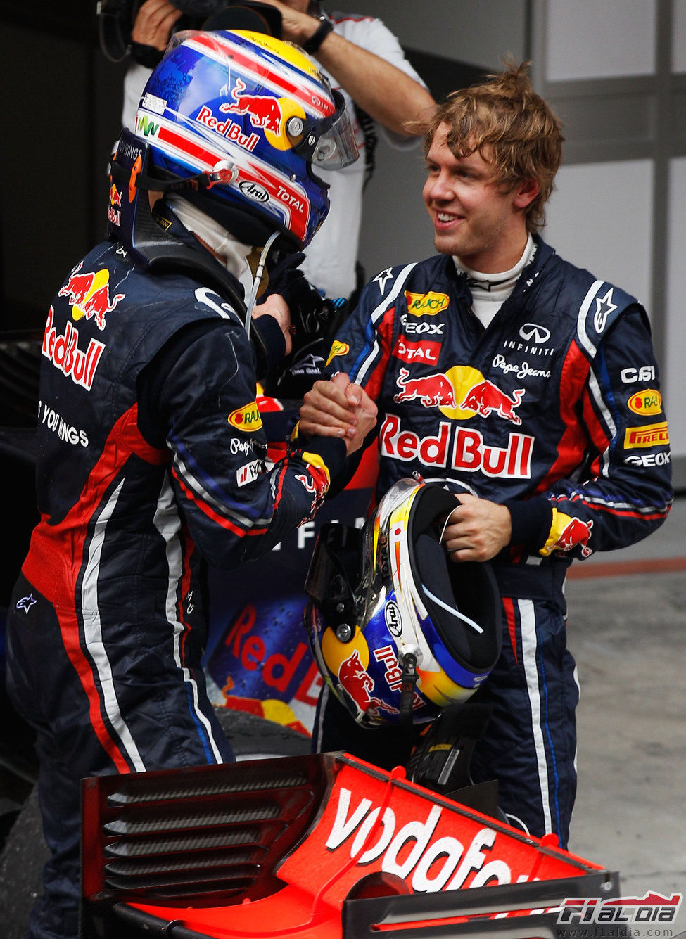 Vettel y Webber se felicitan tras la carrera de China 2011