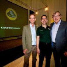 Los responsables de Caterham Cars en Duxford