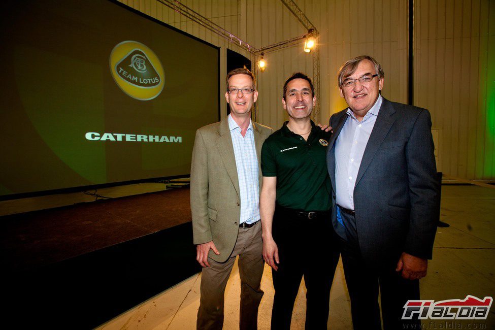 Los responsables de Caterham Cars en Duxford