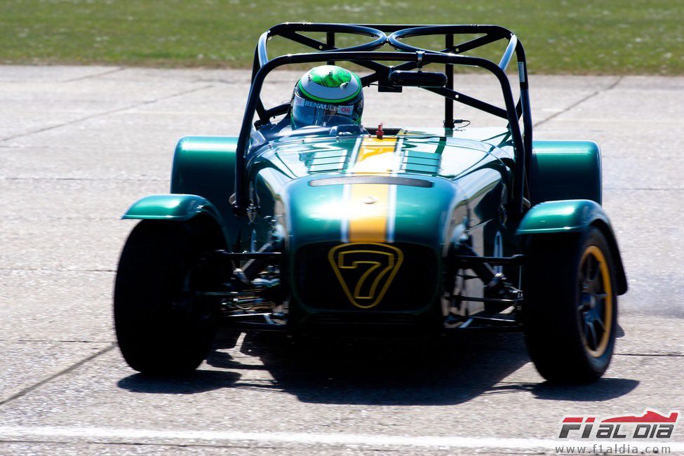 Kovalainen a los mandos del Lotus/Caterham Seven en Duxford