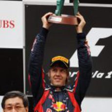 Vettel en el segundo cajón del podio en el GP de China de 2011