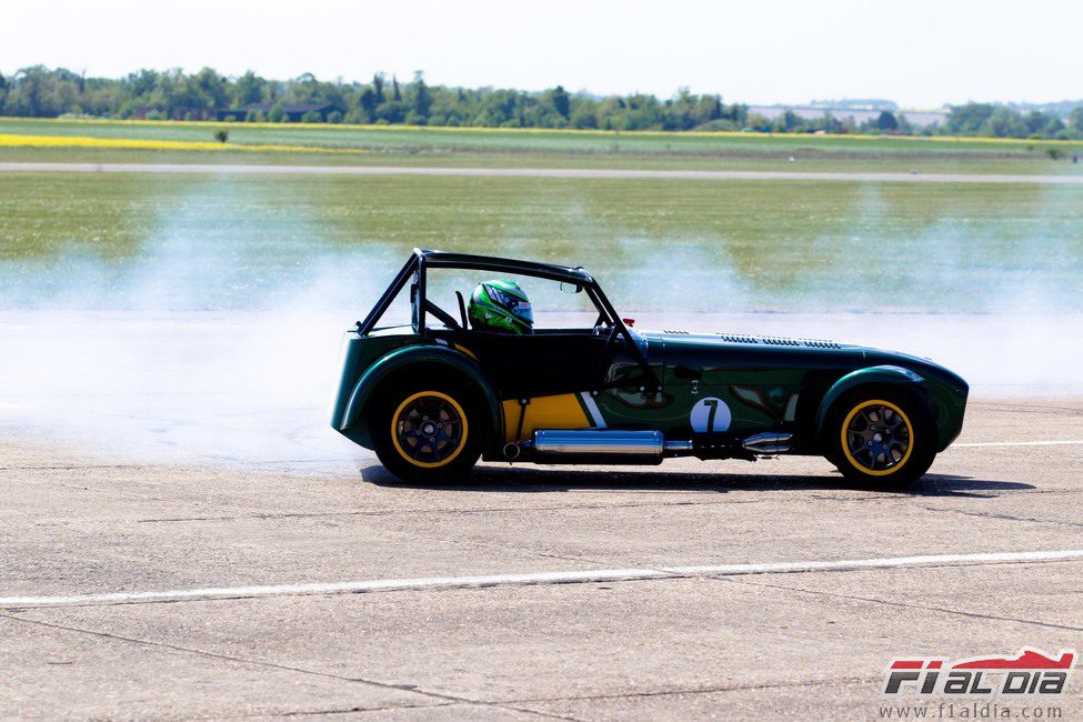 Heikki Kovalainen quemando rueda con el Lotus/Caterham Seven en Duxford