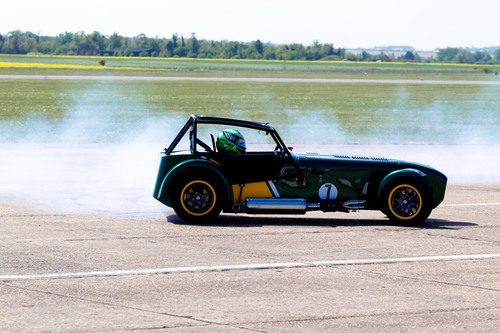 Heikki Kovalainen quemando rueda con el Lotus/Caterham Seven en Duxford