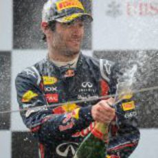 Webber lo celebra con champán en el podio de China 2011