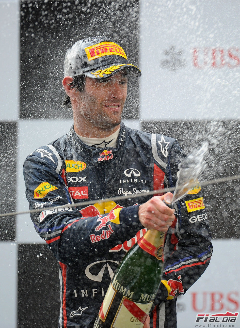 Webber lo celebra con champán en el podio de China 2011