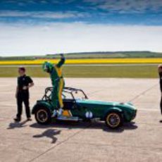 Kovalainen salta del Lotus/Caterham Seven en Duxford