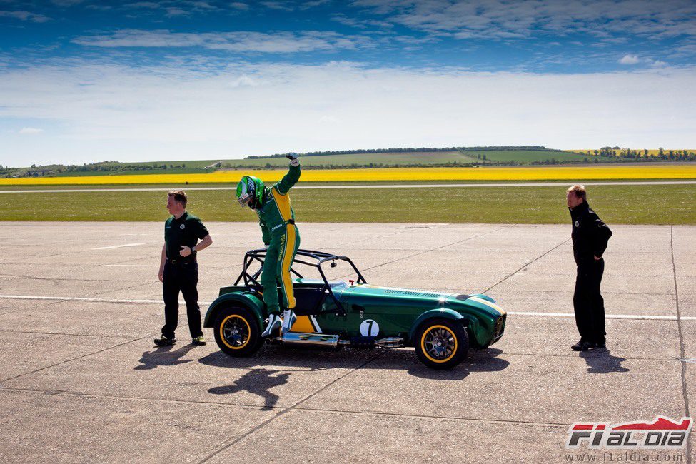 Kovalainen salta del Lotus/Caterham Seven en Duxford