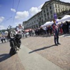 Mark Webber se lo pasa bien con el espectáculo motociclista en Turín