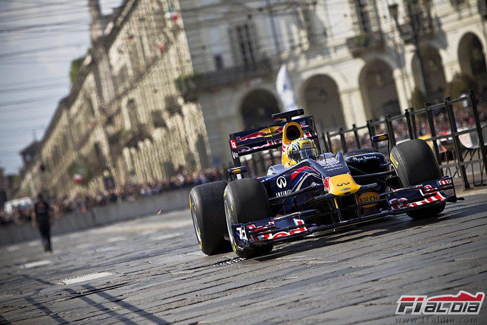 Jaime Alguersuari con el RB5 de exhibición en Turín