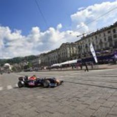 Mucha gente en las calles de Turín para ver a Webber y Alguersuari